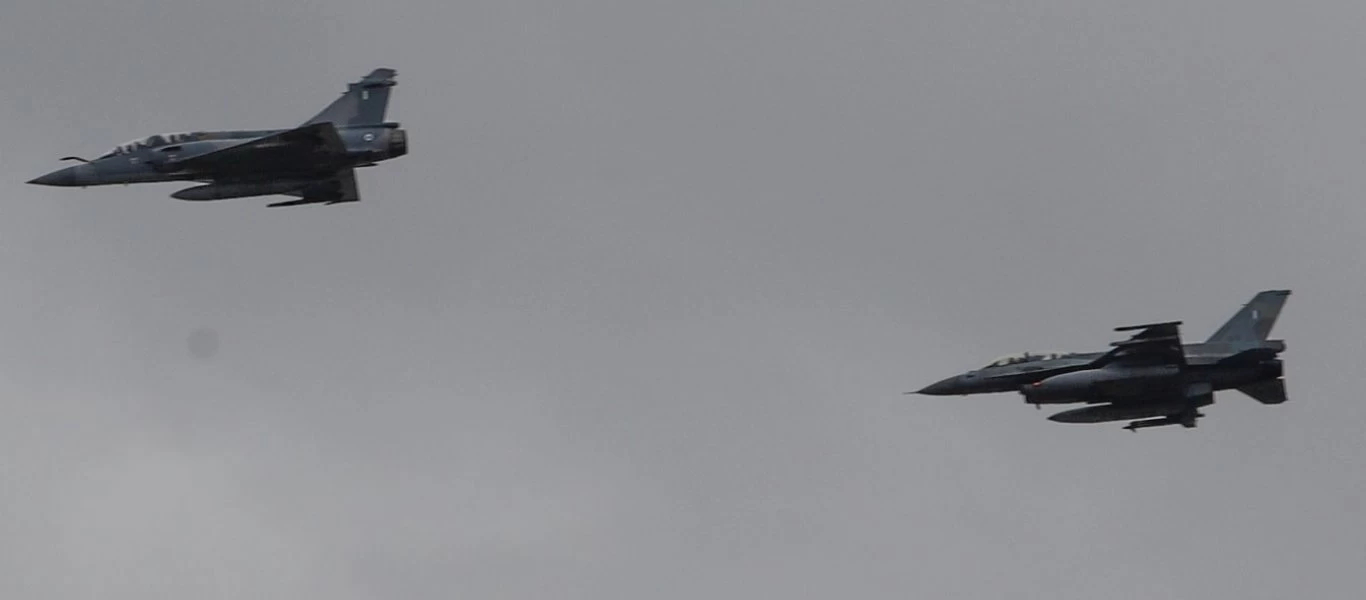 Αεροσκάφη και ελικόπτερα των Ενόπλων Δυνάμεων τίμησαν την Επέτειο της Εθνεγερσίας (βίντεο)